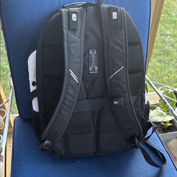 SwissGear Black and White Backpack one of the side strips is shorter - Picture 4 of 9